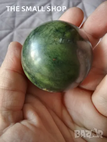 Сфера топка от зелен нефрит жадеит
