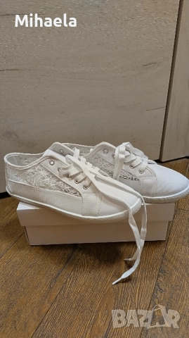 Бели платненки с дантела , н. 36