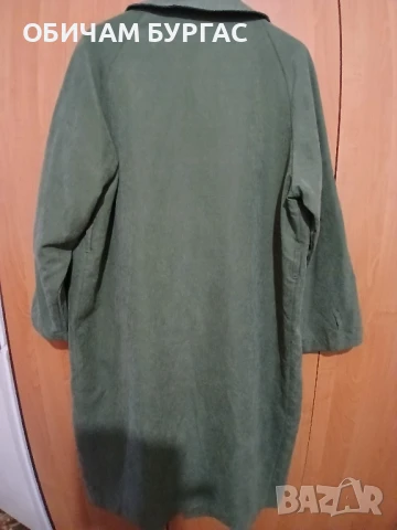 ВРЪХНА ДРЕХА/манто/ ОТ ФИН ВЕЛУР В МАСЛЕНО ЗЕЛЕН ЦВЯТ БЕЗ ЗАКОПЧАВАНЕ С ДЖОБОВЕ.напълно запазено, снимка 3 - Палта, манта - 50996377