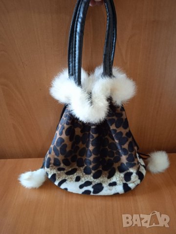 Кокетна чантичка с пух