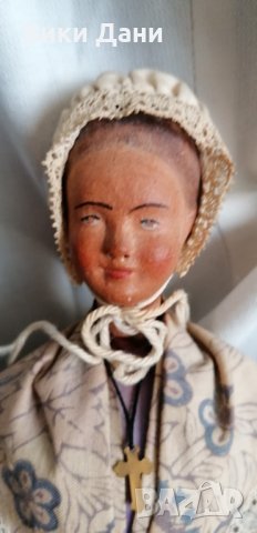 висока фолк кукла издялани рисувани дървени части с плетен кош с билки и кръст на врата Франция, снимка 5 - Колекции - 35481684