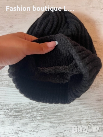 Черна дамска плетена зимна шапка с дебел плюш отвътре и снежинка отпред с надпис спорт 🖤🖤🖤, снимка 2 - Шапки - 52186467