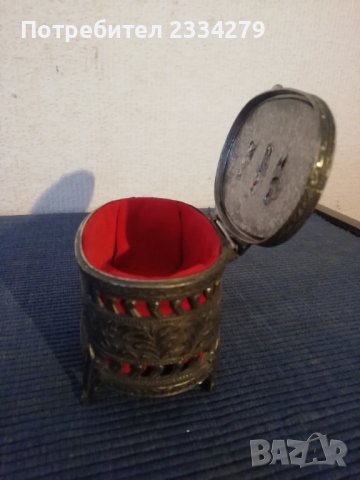 Стара кутийка за пръстени, орнаментирана метална с кадифе. , снимка 6 - Антикварни и старинни предмети - 44245717