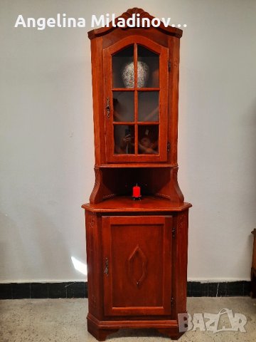 винтидж стъклена ъглова витрина от орехова дървесина , снимка 1