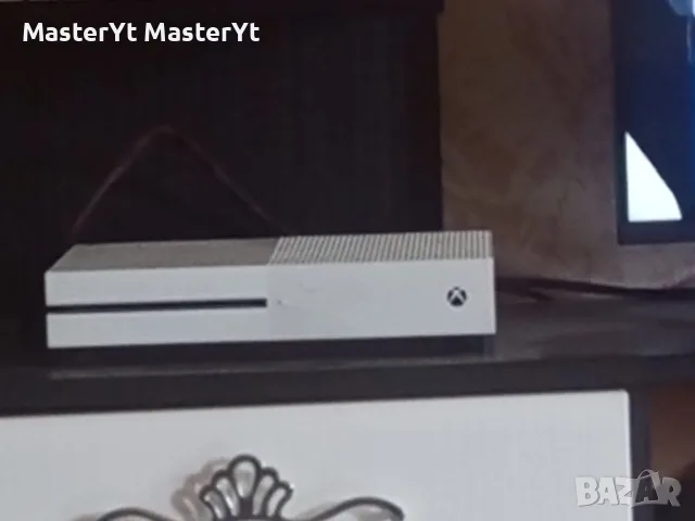 Xbox One S със два диск а контролер и кабел