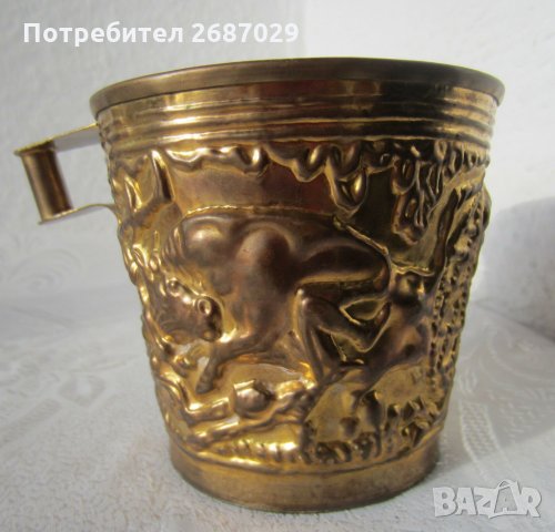 С бикове: Чаша и поднос С бикове - Стара чаша с двойно дъно от мед, метал, съд