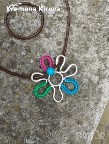 Колие и гривна с масивно цвете и естествена кожа. С плетка. Бижута Луди гъби., снимка 3 - Бижутерийни комплекти - 50681036