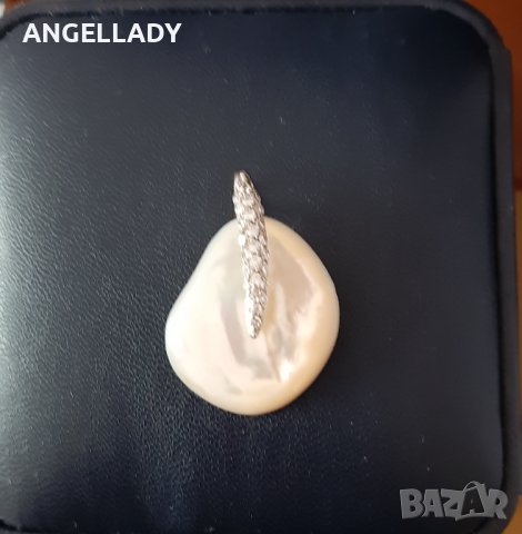 Сребърна висулка със седеф и циркони.