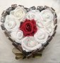 Сърце от шоколадови бонбони и вечни рози 