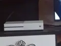 Xbox One S със два диск а контролер и кабел, снимка 1