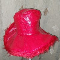 Червена лачена шапка с перифирия, снимка 2 - Шапки - 42666302