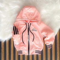 Ветровка Adidas , снимка 1 - Детски якета и елеци - 37560804