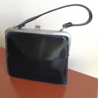 Стара малка черна чанта от лак с портмоне , снимка 1 - Чанти - 30017957