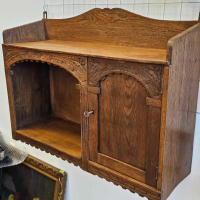 Шкафче за стена с дърворезба и порцеланови буркани, снимка 1 - Шкафове - 44719586