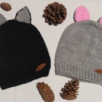 Безшевно ръчно плетена детска шапка с ушички , снимка 3 - Шапки, шалове и ръкавици - 42230111