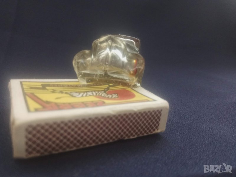 Продавам малка стъклена количка бутилка , снимка 1