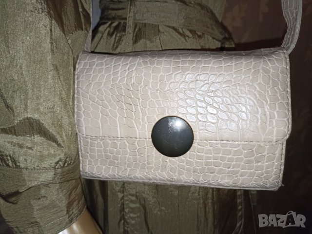 Малка кокетна нова дамска чанта в светлобежово, снимка 1