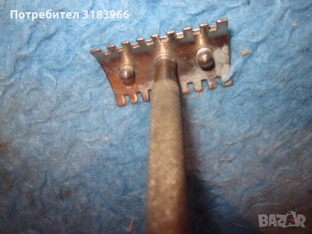 стара самобръсначка в метална кутия.