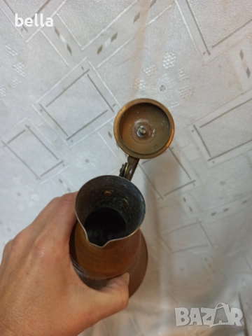 Красива малка медна кана с капак, ръчно изработена, височина 18 см. , снимка 4 - Антикварни и старинни предмети - 52771818