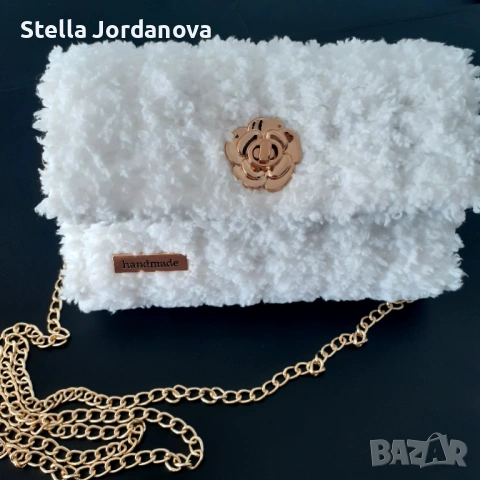 👜 Ръчно изработена бяла плюшена чанта със златни акценти, снимка 3 - Чанти - 53047659