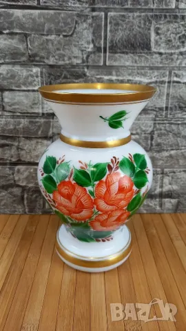 Стъклена ваза с ръчно рисувани рози