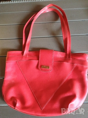 Стилна българска дамска чанта рубинено червен цвят 