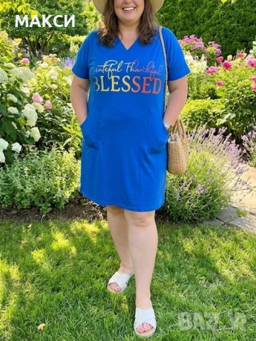 Макси еластична и мека рокля с джобове отпред в синьо с модерни многоцветни надписи