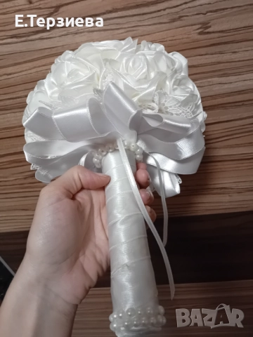 Булченски букет от бели сатенени рози, снимка 3 - Сватбени аксесоари - 52250374