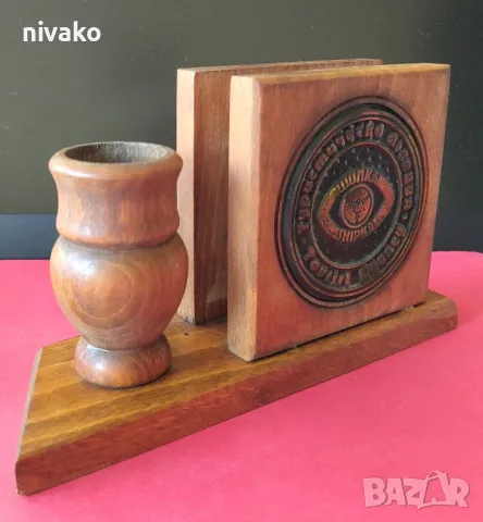 Продавам дървена ретро поставка за химикали и листчета с медно лого на СБА, снимка 3 - Антикварни и старинни предмети - 49828579