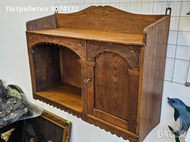 Шкафче за стена с дърворезба и порцеланови буркани