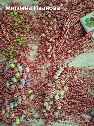 Мартеници десятки на едро и дребно , снимка 14 - Гривни - 31444047