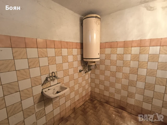 Собственик продава триетажна солидна къща 320 кв.м. в с. Тияновци, област Видин  , снимка 15 - Къщи - 43476121