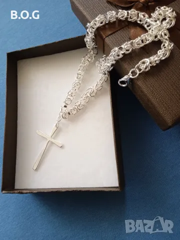 Масивен, сребърен ланец. 5 различни варианта с кръст. Поставен в луксозна подаръчна кутия.