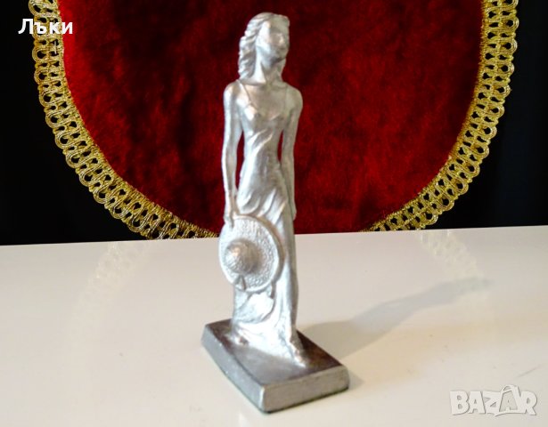 Калаена статуетка Млада Дама. 