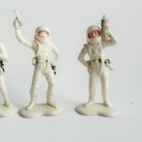 лот пластмасови играчки астронавти-космонавти, снимка 1 - Колекции - 34949927