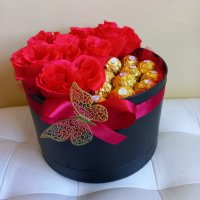 Кутия с рози от хартия и бонбони фереро, снимка 1 - Декорация за дома - 38552585