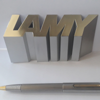химикалка Lamy Persona twist титаниева с позлатени части, снимка 1 - Други ценни предмети - 36472539
