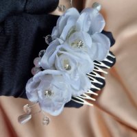 Сватбен аксесоар - метален гребен с три красиви бели цветя от плат, снимка 4 - Аксесоари за коса - 39300070