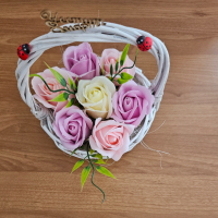 Ратанова кошница със 7 бр  сапунени рози , снимка 2 - Декорация за дома - 44571475