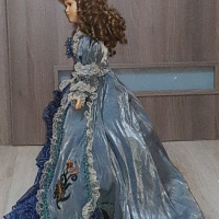 Порцеланова кукла със стойка , снимка 2 - Кукли - 44576311