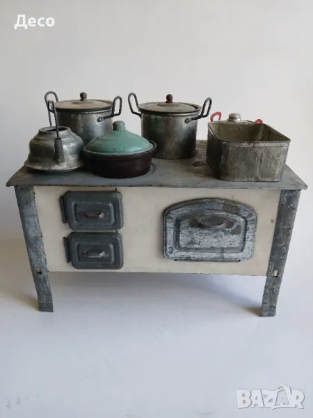 Стара детска ламаринена играчка печка с фурна и посуда., снимка 1