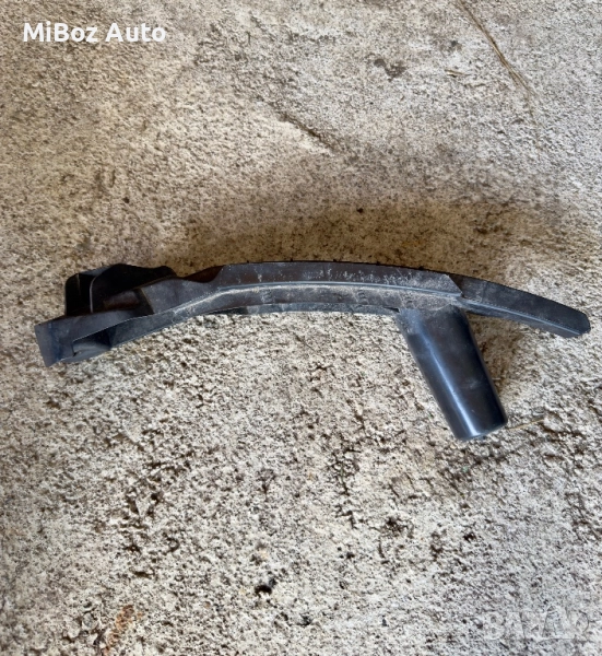 Държач десен предна броня Golf 5, снимка 1