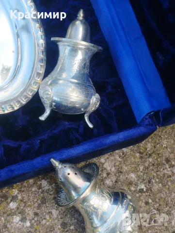 Винтидж комплект EPNS за сол и черен пипер на поднос в кадифена кутия , снимка 4 - Антикварни и старинни предмети - 47737308