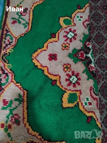 Китеник 200/230 см. изработен от вълна ръчно тъкан в зелено и шарки на цвят, за спалня неизползван