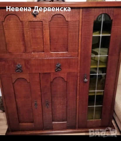 Старинен масивен шкаф