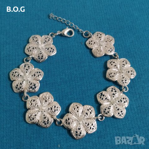 Нова, сребърна масивна гривна. В кутия за подарък.