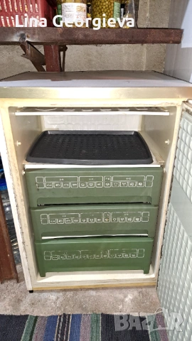 Продава се работещ фризер Бош