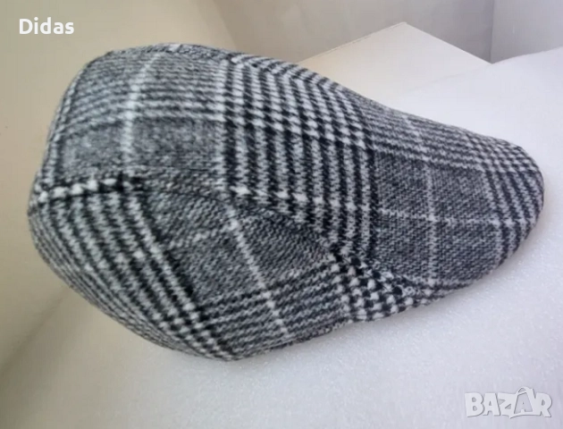 Зимна шапка с козирка - сива