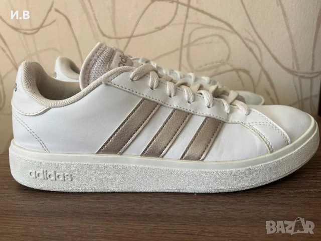 Адидас маратонки в бяло