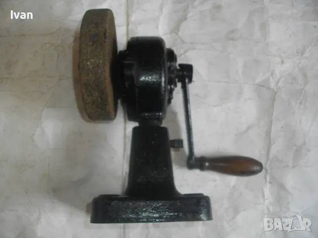 Ръчен ШМИРГЕЛ със собствена стойка Чугунен ф125мм Масивен 4,5 кг Старо качество Немски, снимка 3 - Други инструменти - 47364931